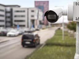 AXIS P1465-LE-3 from AXIS COMMUNICATIONS - License Plate Verifier Kit, mounted on a pole in an outdoor environment