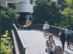 AXIS Q6135-LE from AXIS COMMUNICATIONS - PTZ Camera mounted on pole overlooking bridge