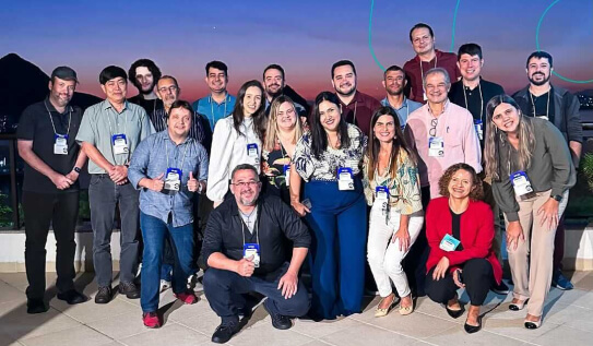 selo GPTW 2023 com a equipe da aeon security